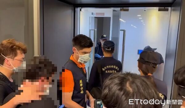 ▲阿思被吳姓男友慘忍掐死藏進公司冰櫃6天，警方抓捕吳男後將其押回公司尋找阿思遺體。（圖／記者邱中岳翻攝）