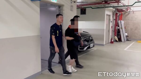 ▲阿思被吳姓男友慘忍掐死藏進公司冰櫃6天，警方抓捕吳男後將其押回公司尋找阿思遺體。（圖／記者邱中岳翻攝）