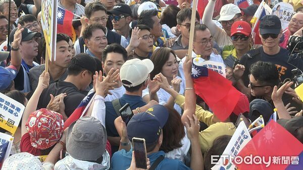 快訊／藍營巨頭合體！柯志恩攜蔣萬安、李四川大進場 3萬人嗨翻