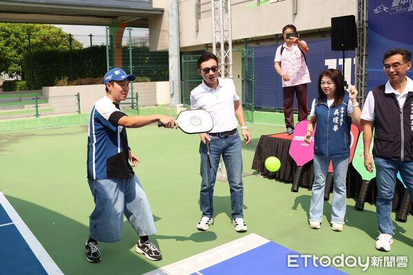 ▲2026台中國際匹克球公開賽，今日舉行啟動記者會，玖壹壹團員、匹克球協會副理事長洋蔥也拿起球拍，與來賓進行友誼賽。（圖／記者游瓊華翻攝）