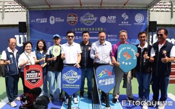 ▲2026台中國際匹克球公開賽，今日舉行啟動記者會，玖壹壹團員、匹克球協會副理事長洋蔥也拿起球拍，與來賓進行友誼賽。（圖／記者游瓊華翻攝）