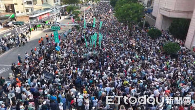 「洋流隆捲風」高雄合體!驚人空拍畫面曝 支持者瘋擠英雄路