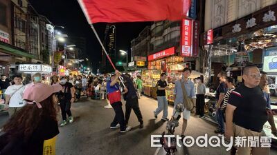 蔣萬安、柯志恩連線嗨翻高雄！「國旗哥」助陣貼滿藥布