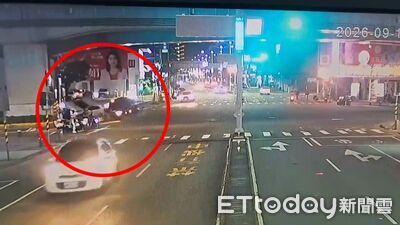 高雄路口深夜車禍！女駕駛左轉撞直行車　同車74歲母受傷送醫