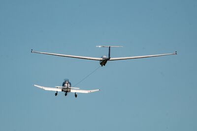 美滑翔機空中碰撞墜毀1死！　生還飛行員協尋失事機