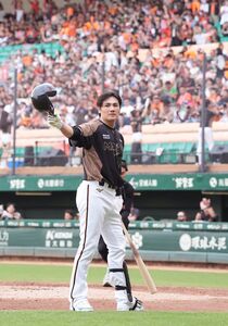 陳鏞基引退最終日重披一壘手套　媽媽開球、總統賴清德備禮致敬