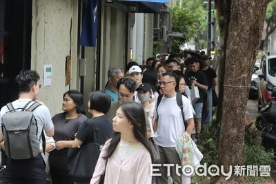 阿扁台北補簽會擠爆！洋流、論文、結婚照全搬出　粉絲7點就卡位