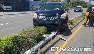現場畫面曝光!前立委廖國棟車禍自撞 衝上分隔島「撞斷路燈桿」