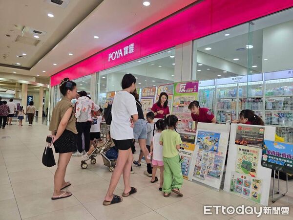 ▲台南市消防局文賢分隊攜手大灣防火宣導隊前進賣場，舉辦防火防災宣導體驗活動，吸引逾200名民眾及親子家庭參與。（記者林東良翻攝，下同）