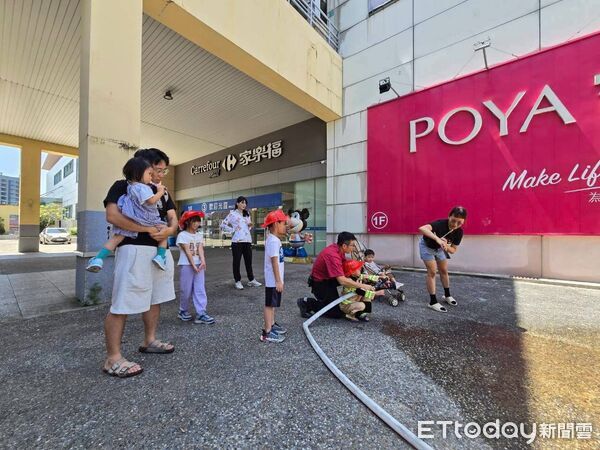 ▲台南市消防局文賢分隊攜手大灣防火宣導隊前進賣場，舉辦防火防災宣導體驗活動，吸引逾200名民眾及親子家庭參與。（記者林東良翻攝，下同）