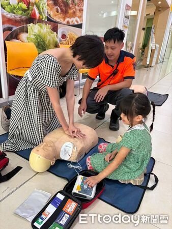 ▲台南市消防局文賢分隊攜手大灣防火宣導隊前進賣場，舉辦防火防災宣導體驗活動，吸引逾200名民眾及親子家庭參與。（記者林東良翻攝，下同）