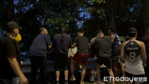 ▲台南市歸仁區一處水塘傳出溺水事故，菲律賓籍移工捕魚時失蹤，消防人員到場搜救。（記者林東良翻攝，下同）