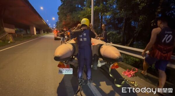 ▲台南市歸仁區一處水塘傳出溺水事故，菲律賓籍移工捕魚時失蹤，消防人員到場搜救。（記者林東良翻攝，下同）