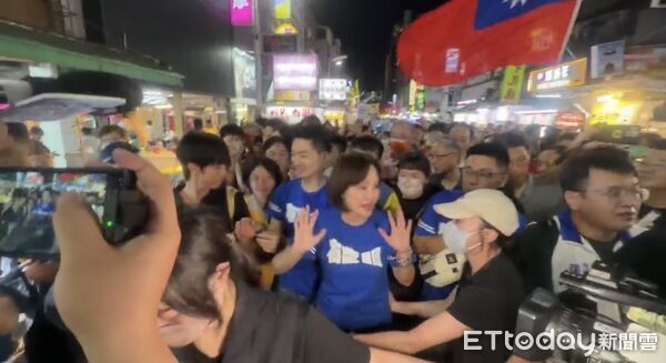 ▲▼ 柯志恩合體蔣萬安人氣爆棚！擠爆六合夜市　支持者喊：賴瑞隆落選。（圖／記者吳世龍、陳宏瑞攝）