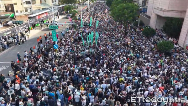 ▲▼「洋流隆捲風」高雄合體！驚人空拍畫面曝　支持者瘋狂擠爆英雄路。（圖／記者賴文萱翻攝）