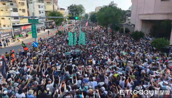 ▲▼「洋流隆捲風」高雄合體！驚人空拍畫面曝　支持者瘋狂擠爆英雄路。（圖／記者賴文萱翻攝）