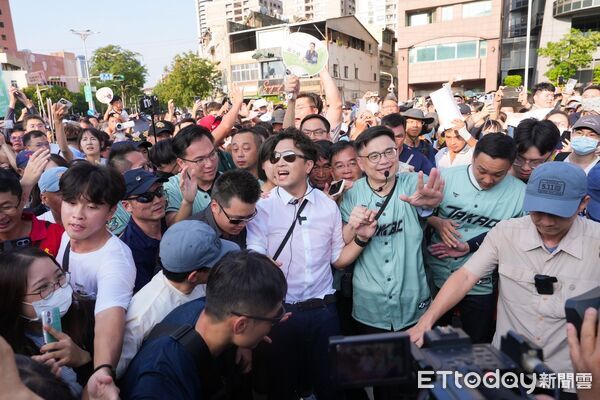 ▲▼「洋流隆捲風」高雄合體！驚人空拍畫面曝　支持者瘋狂擠爆英雄路。（圖／記者賴文萱翻攝）