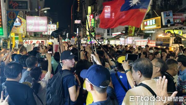 ▲▼逛夜市爆人潮！柯志恩險摔倒。（圖／記者吳奕靖攝）
