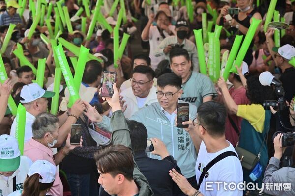 ▲民進黨市議員鳳山區參選人蘇致榮跟柯志恩撞日辦競選總部成立             。（圖／記者吳奕靖翻攝）