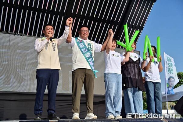 ▲民進黨市議員鳳山區參選人蘇致榮跟柯志恩撞日辦競選總部成立             。（圖／記者吳奕靖翻攝）
