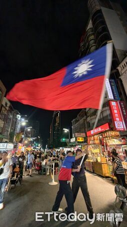 ▲▼北高連線嗨翻夜市！「國旗哥」助陣蔣萬安、柯志恩　揮到貼滿藥布。（圖／記者吳奕靖攝）