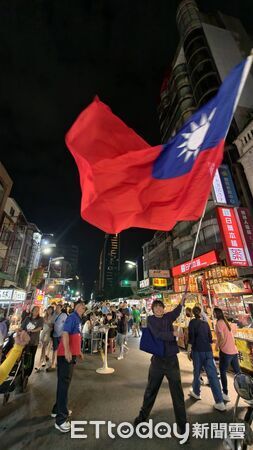 ▲▼北高連線嗨翻夜市！「國旗哥」助陣蔣萬安、柯志恩　揮到貼滿藥布。（圖／記者吳奕靖攝）
