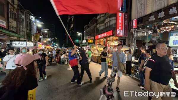▲▼北高連線嗨翻夜市！「國旗哥」助陣蔣萬安、柯志恩　揮到貼滿藥布。（圖／記者吳奕靖攝）