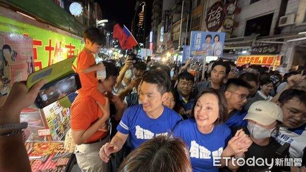 ▲▼北高連線嗨翻夜市！「國旗哥」助陣蔣萬安、柯志恩　揮到貼滿藥布。（圖／記者吳奕靖攝）