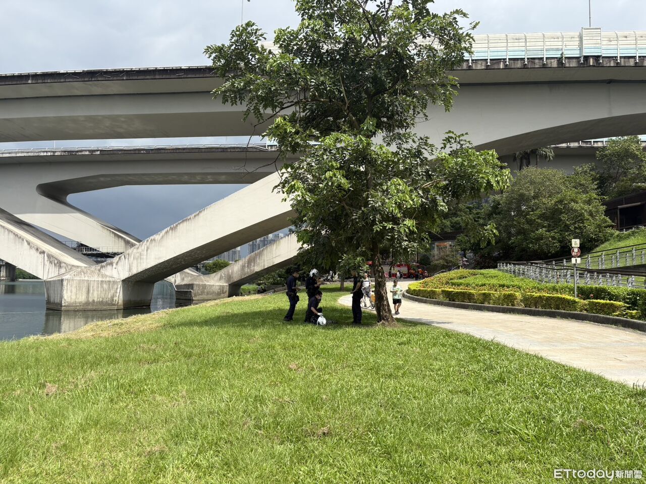 新店碧潭1男子落水載浮載沉命危送醫救回身分待查| ETtoday社會新聞