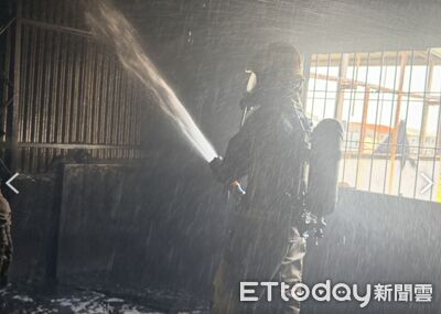 台南鹽水透天厝火警！3樓陽台神明廳冒濃煙　消防緊急撲滅