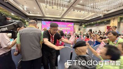 沈伯洋花襯衫誰準備的?賴瑞隆認了「我送的」 藍、青款玄機曝