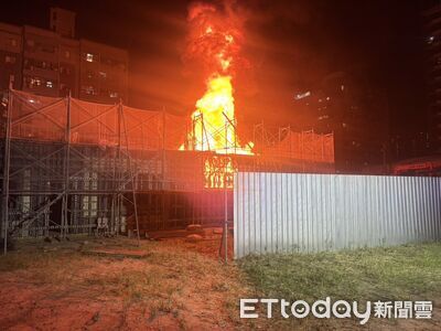 台中青年高中旁工地大火!熊熊火光直衝夜空 環保局急發空污通知