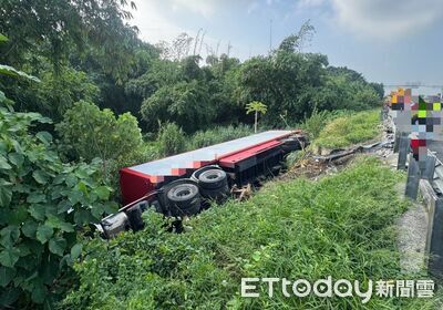 國道1號北向斗南段聯結車爆胎! 失控自撞護欄翻邊坡