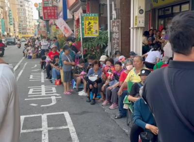不二坊祭限購令!「板凳大軍」排200米 代購業者想插隊遭轟走