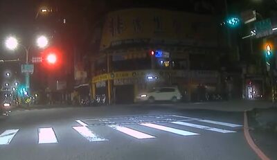 台南男深夜未開大燈！拒檢駕車衝撞員警　警連開2槍逮人