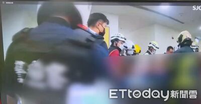 富邦人壽保戶砍業務!尾隨進廁所行兇互刺重傷...現場搶救畫面曝