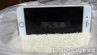 手機泡水別急著塞進米裡！Apple警告恐二次傷害　吹風機、棉花棒也NG