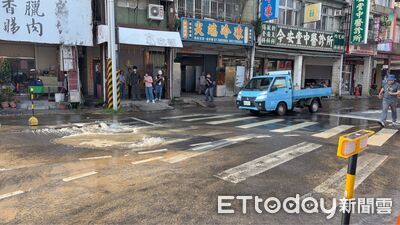 高雄左營大路「水管爆裂」!路面隆起慘變噴泉 滿地黃水畫面曝