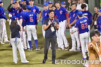 快訊/辜仲諒來了!為台韓戰開球、張翔蹲捕 賽前鼓勵中華隊