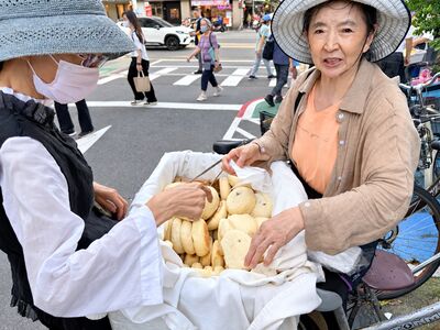 捷運永春站出口旁無招牌小攤　婆婆手作老麵酒釀餅有蒸有烤
