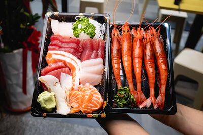 台南深夜刺身店切超厚!300元拼盤超過20片、鮭魚味噌湯無限續