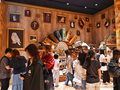 中台灣首間哈利波特官方店!鎮店之寶巨型魔杖、飛天掃帚必拍