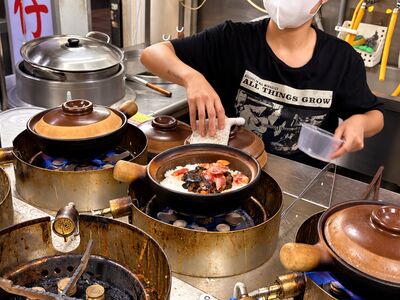 台北「旋轉煲仔飯」超搶手!底層鍋巴焦香酥脆 必搭軟嫩排骨
