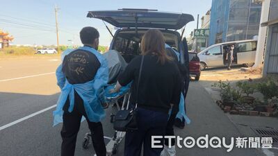 苗栗哥遭弟從後「持刀刺喉」慘死！妻見遺體移出痛哭…喊名：上車
