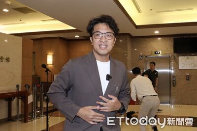 沈伯洋突然PO「狗狗眨眼圖」 支持者看懂暗示:要開始了