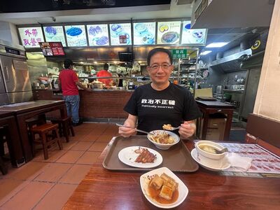 身穿「政治不正確」黑衣吃鬍鬚張　管中閔嗨喊：爽啊