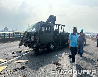 國道號軍卡機件故障側翻!零件散落阻2車道...一度回堵1小時