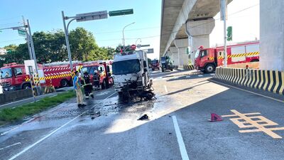 恐怖畫面曝！楊梅機車左轉碰撞小貨車燒成火球　19歲騎士慘死