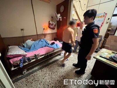 87歲癱瘓翁滾落床家屬抱不動　潮州警火速趕往合力抱回床榻