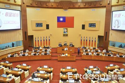 屏東健保明年全面補助!周春米宣布取消排富 15.5億縣府扛了